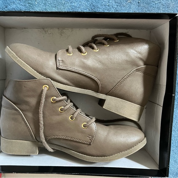 Candies Gray lace up shoes low boots - Picture 1 of 6